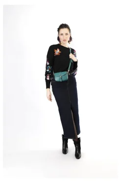 pattina in pelle con tracolla corta, passante con rivetto smaltato e fibbia verde