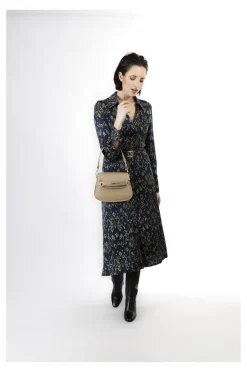 pattina in pelle con tracolla corta, passante con lettering taupe