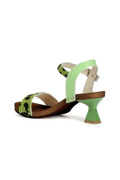 sandali con fascia in cavallino maculato e tacco a clessidra verde