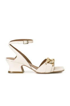 sandali in pelle con catena burro