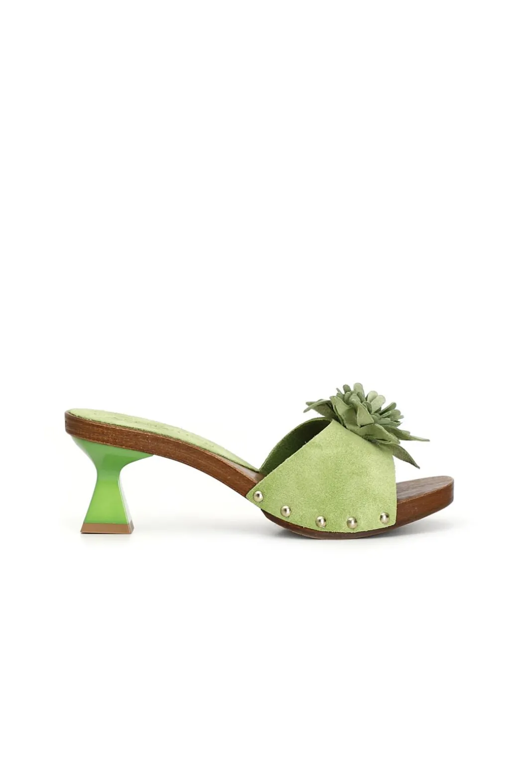 sandali in pelle scamosciata con fascia decorara e fiore in 3d. verde