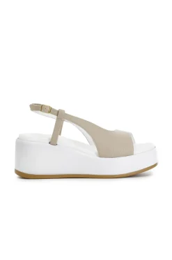 sandalo spuntato su fondo zeppa sabbia