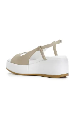 sandalo spuntato su fondo zeppa sabbia