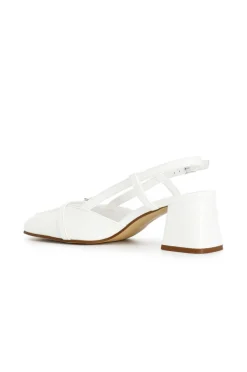 scarpe aperte dietro in vernice con bordo e cinturino bianco