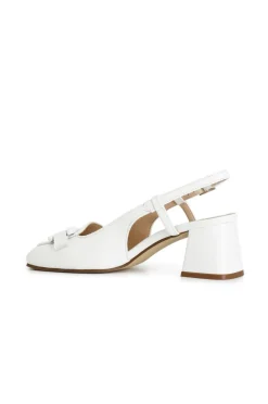 scarpe in nappa aperte sul retro con morsetto bianco