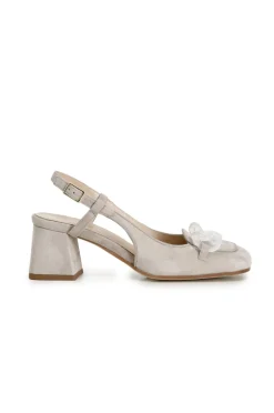 scarpe in suede realizzate in camoscio aperte sul retro con morsetto trasparente beige