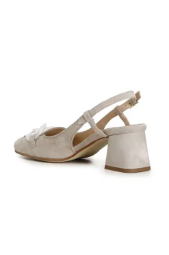 scarpe in suede realizzate in camoscio aperte sul retro con morsetto trasparente beige