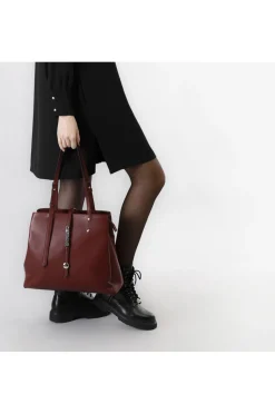 shopping con manici regolabili e dettaglio con lettering in metallo bordeaux