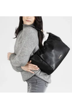 shopping con pieghe e catena decorativa