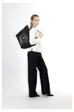 shopping  trapuntata con motivo a rombi e tasca con pattina nero