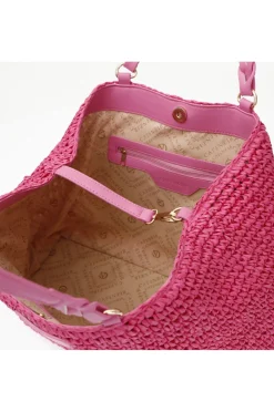 tote a lavorazione crochet con charm colorato a cuore con bordo in rafia fuxia