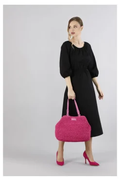 tote a lavorazione crochet con charm colorato a cuore con bordo in rafia fuxia