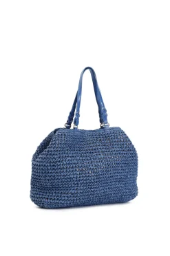 tote a lavorazione crochet con charm colorato a cuore con bordo in rafia blu