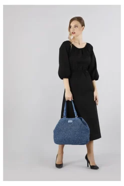 tote a lavorazione crochet con charm colorato a cuore con bordo in rafia blu