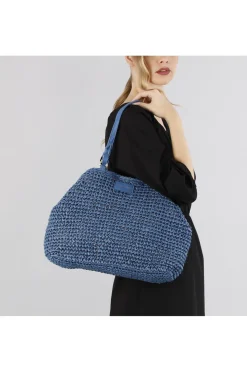 tote a lavorazione crochet con charm colorato a cuore con bordo in rafia blu