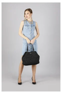 tote a lavorazione crochet con charm colorato a cuore con bordo in rafia nero