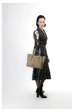 tote in materiale granoso ed effetto suede fango