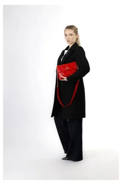 tracolla con trapunta a rombi con applicazione di rivetti e logo bicolore rosso