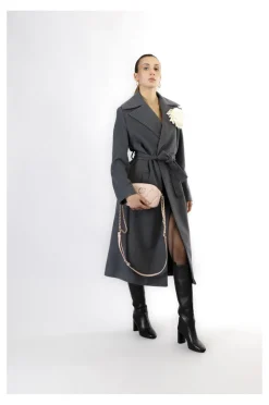 tracolla con trapunta a rombi con applicazione di rivetti  e logo bicolore cipria