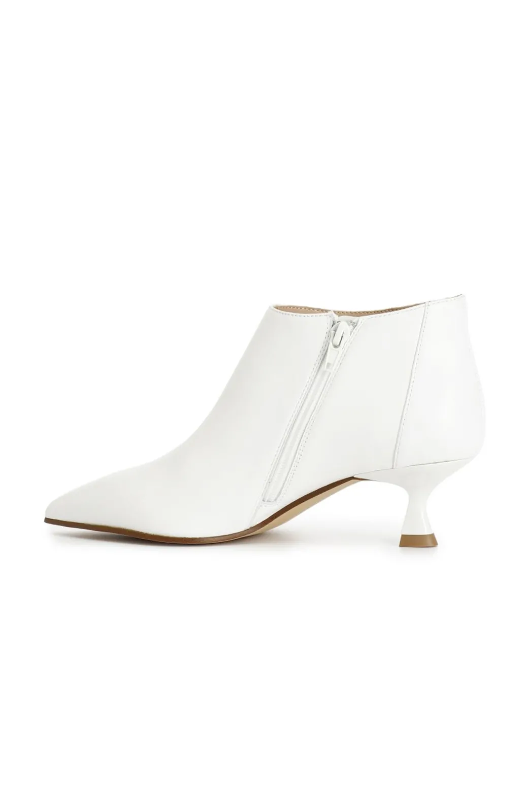 tronchetti affusolati in pelle con cerniera laterale e tacchetto medio off white