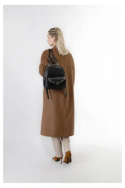 zaino con applicazione di catena in metallo e logo nero