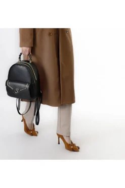 zaino con applicazione di catena in metallo e logo nero