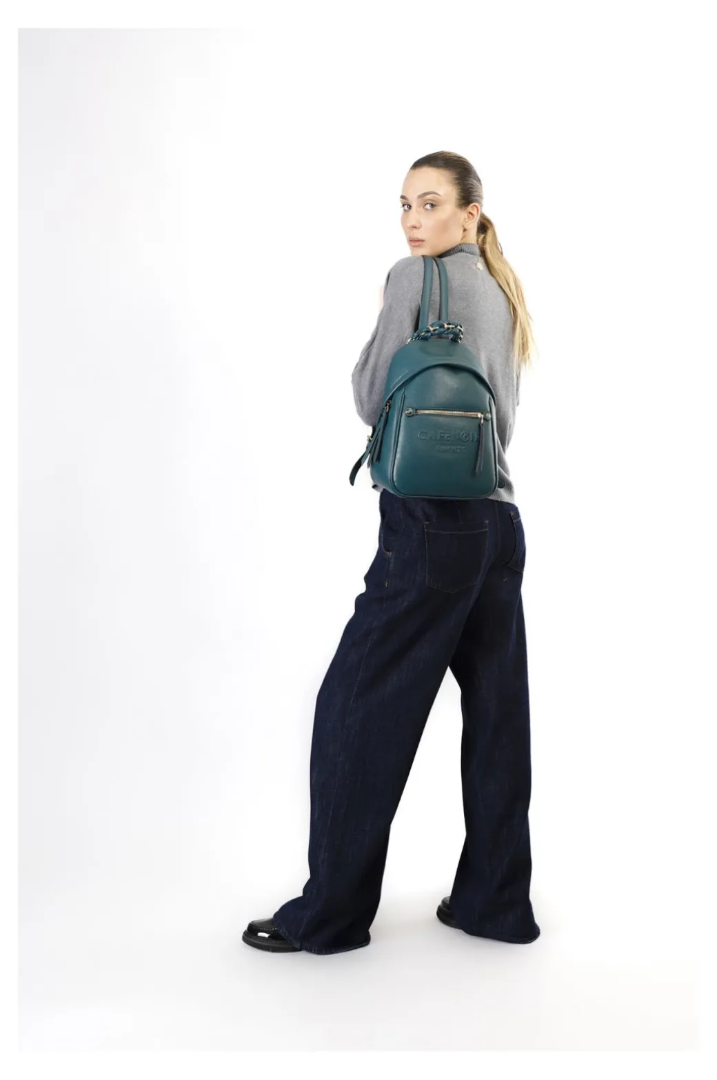 zaino con logo in rilievo e tasca con zip sul davanti verde