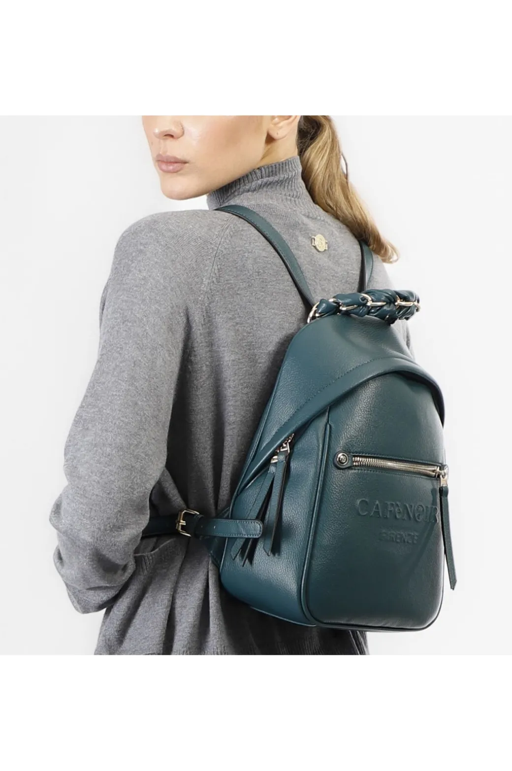 zaino con logo in rilievo e tasca con zip sul davanti verde