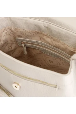 zaino con tasche e charm in metallo beige