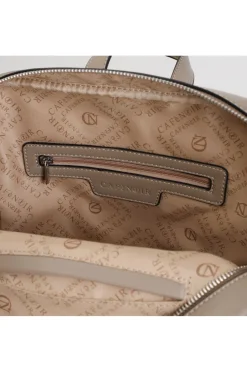 zaino con tasche sul davanti con  dettaglio lettering in metallo tortora