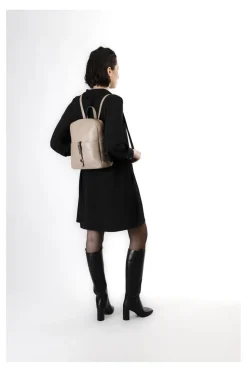 zaino con tasche sul davanti con  dettaglio lettering in metallo tortora