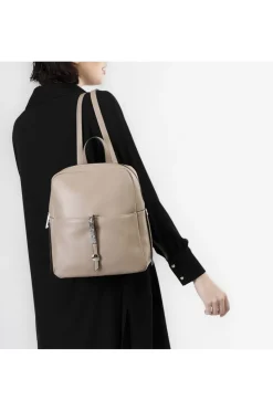 zaino con tasche sul davanti con  dettaglio lettering in metallo tortora