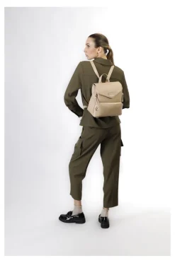 zaino ecopelle con tasca zip round,  tasche laterali con cerniera nocciola