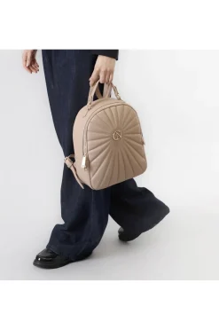 zaino trapuntato con logo in metallo cipria