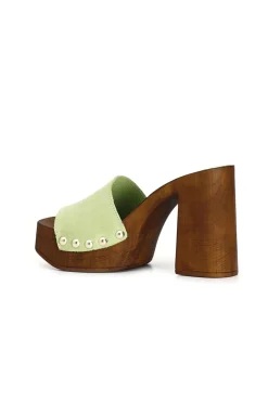 zoccoli con tacco alto e fascia in crosta verde prato