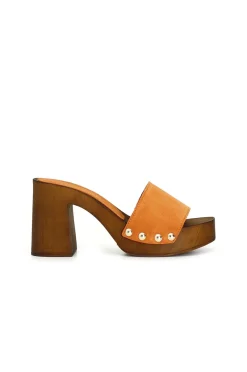 zoccoli con tacco basso e fascia in crosta arancio