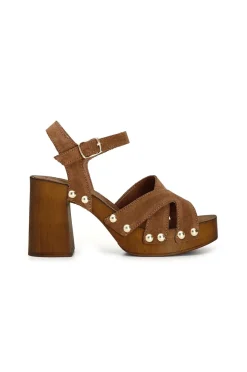 zoccoli intrecciati con tacco alto in legno e plateau tabacco